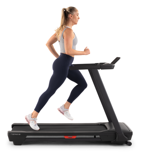 Mulher correndo em uma esteira Nordictrack T5.